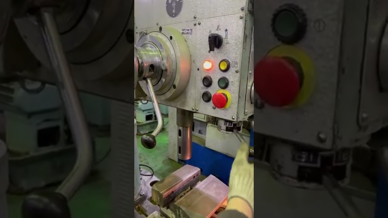 2а554 Радиально-сверлильный станок. Видео в работе