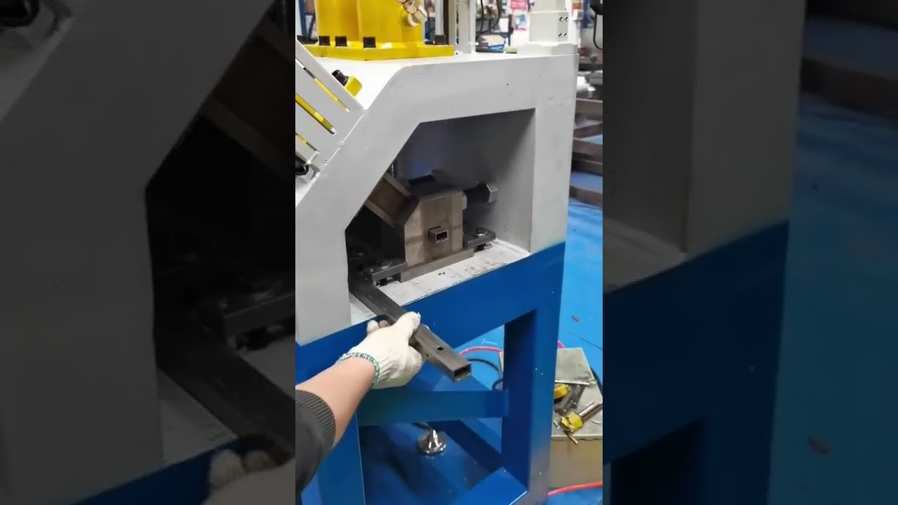 Автоматический станок для резки и пробивки отверстий в трубах.