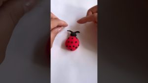 Божья коровка из пластилина