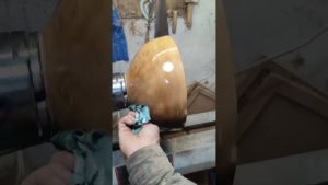 Чаша из дуба . Маленькая часть успела стать мареной в процессе роста дерева !