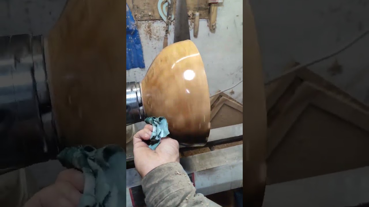 Чаша из дуба . Маленькая часть успела стать мареной  в процессе роста дерева !