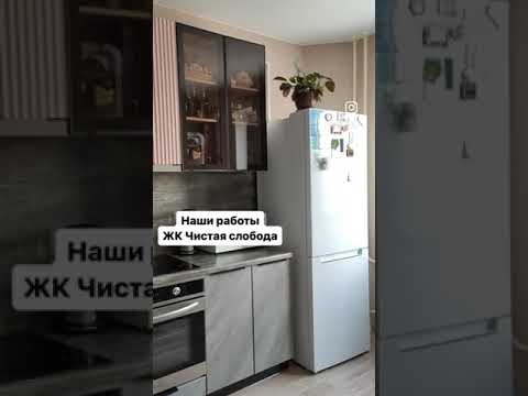 Дизайн стильного углового кухонного гарнитура с контрастными фасадами. Фасады с фрезеровкой волна.