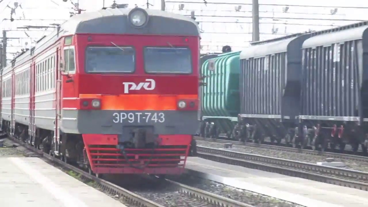 Электропоезд ЭД9М-0203 и электропоезд ЭР9Т-743 на станции Анисовка