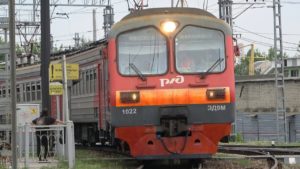 Электропоезд ЭД9М-1022/1023 на станции Астраханский переезд