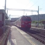 Электровоз ЭП1-119 с пассажирским поездом Адлер-Уфа проследует о.п. Зуборезный г. Саратов
