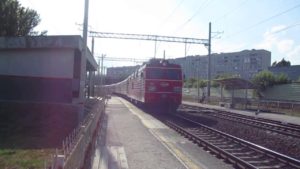 Электровоз ЭП1-119 с пассажирским поездом Адлер-Уфа проследует о.п. Зуборезный г. Саратов