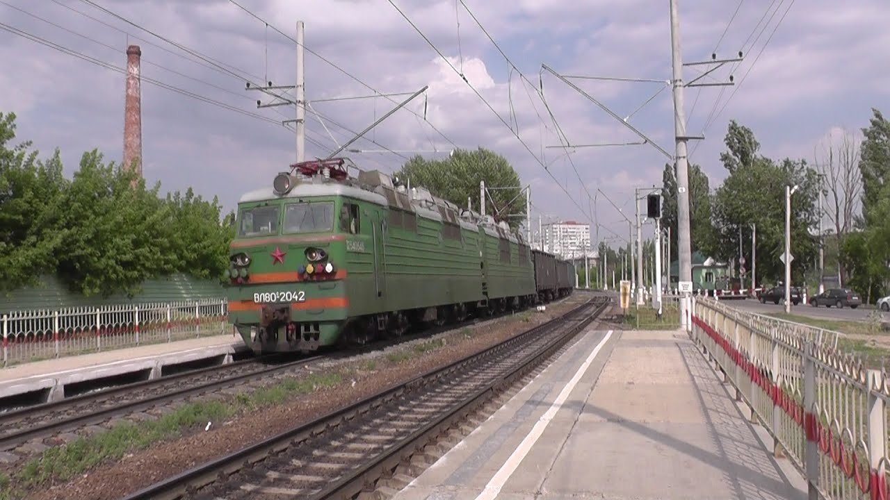 Электровоз ВЛ80С-2042 с грузовым поездом