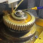 Gear shaping machine produces gears Зубодолбежный станок производит шестерни