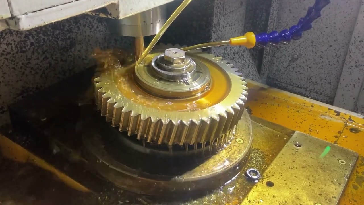 Gear shaping machine produces gears Зубодолбежный станок производит шестерни