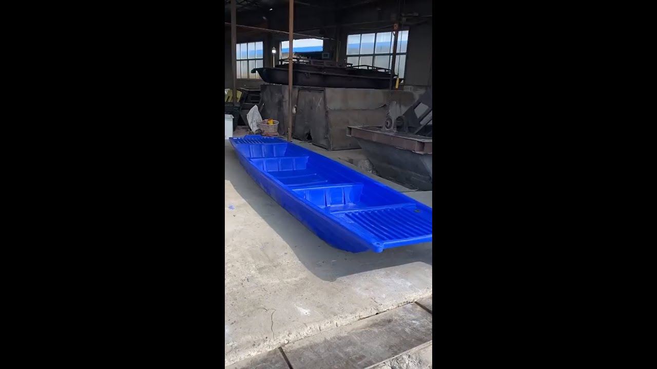 How a plastic boat comes out? The amazing rotational molding.