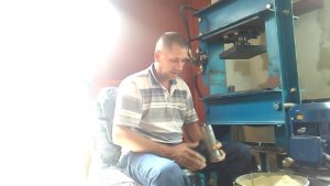 Изготовления технопланктона на прессе.