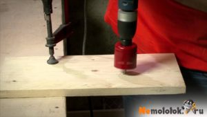 Как просверлить отверстие большого диаметра в дереве или металле