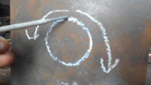 Как прожечь ровное отверстие электродом в металле