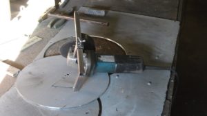 Как вырезать круглое отверстие в металле болгаркой.How to cut a round hole in metal grinder