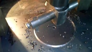 Как вырезать круглое отверстие в металле буром в сверлильном станке