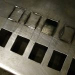 Как я делаю квадратные отверстия в металле?