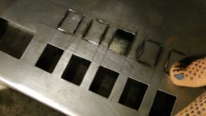 Как я делаю квадратные отверстия в металле?