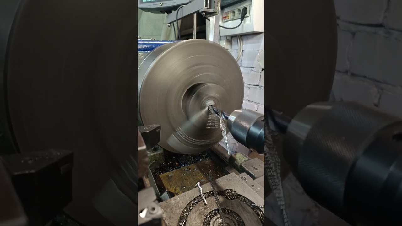 Когда нет сверлильного) Универсальный токарный ЛТ-10 #turning #metal #токарный #сверлим #shorts