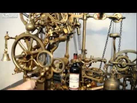 Механический станок для открытия и наливания вина.