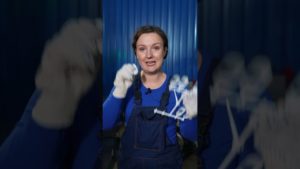 На конвейере цеха литья пластика