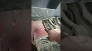 Нереально крутой лайфхак для сварочных работ в опасных местах |Как заварить безопастно дырку в авто|