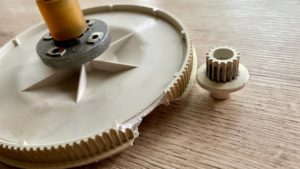 Новая идея ремонта зубьев шестерни от бытовой техники с помощью пластилина и смолы