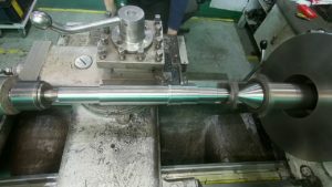 Обработка в центрах при помощи поводка. machining a part on a lathe