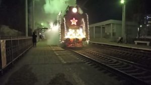 П36-0218 с поездом деда мороза проследует о.п. Зуборезный, Саратов.