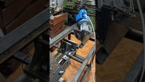 Первый рез  самодельной ленточной пилы