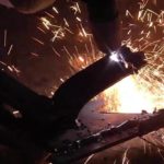 Плазморез Aurora PRO AIRHOLD 42.  Горит желтый индикатор при нажатии на курок.