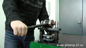 Работа пресса эксцентрикового ручного с полуавтоматическим штампом