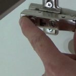 Регулировка мебельной петли с доводчиком самостоятельно. Как снять быстросъемную  петлю самому.