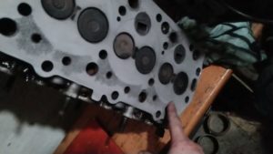 Шлифовка ГБЦ D4BH - 4D56 своими руками, на зеркальной плите.