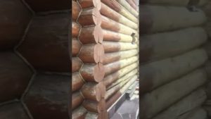 Шлифовка дерева песком , рубленое бревно.