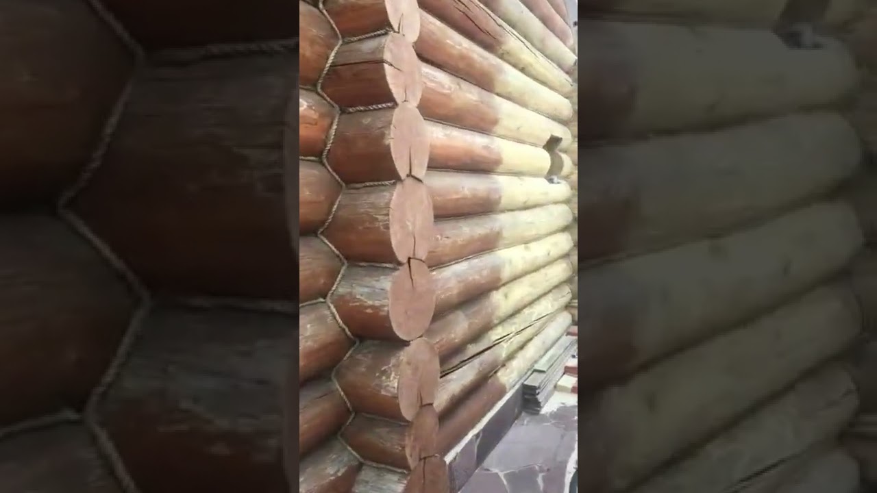 Шлифовка дерева песком , рубленое бревно.