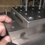 Штамповка восьми отверстий в ножке стеллажа.