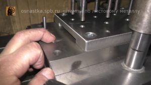 Штамповка восьми отверстий в ножке стеллажа.