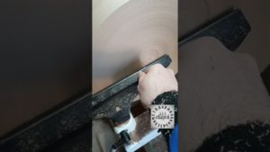 Создаю тарелку от начала и до готового изделия. #дерево #деревяннаяпосуда #мастерская #shorts