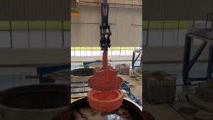 Термообработка крупногабаритных деталей в шахтных закалочных печах, отпуск в  ваннах #shortvideo