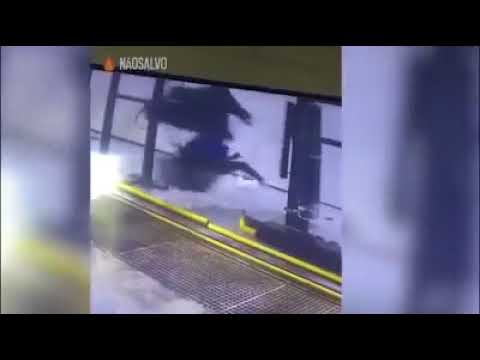 У Бразилії працівника автомийки намотало на щітку