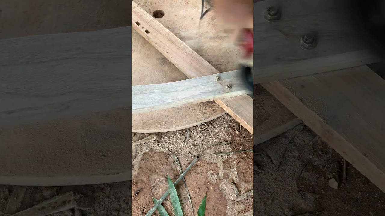Вот как наши работники выравнивают тиковое дерево шлифовальной машиной #woodworking #teakwood