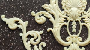 Закупила новых молдов и делаю заготовки из пластика. Какой декор может быть на мебели или стенах