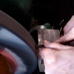 Заточка сверла. Демонстрирует токарь высокой квалификации