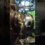 Зуборезный станок в работе