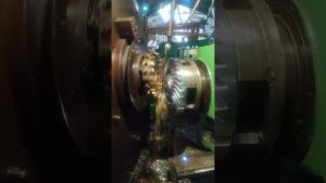 Зуборезный станок в работе