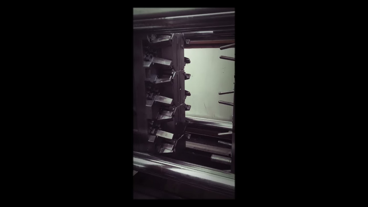 #enjeksiyon #molding #moldingmachine    Пресс форма для литья фурнитуры/Mold for molding accessories