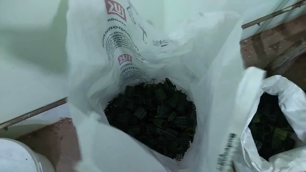 литье пластикового корпуса фидерной кормушки Д 30
