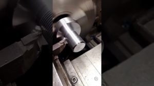 нарезание левой резьбы резцом .