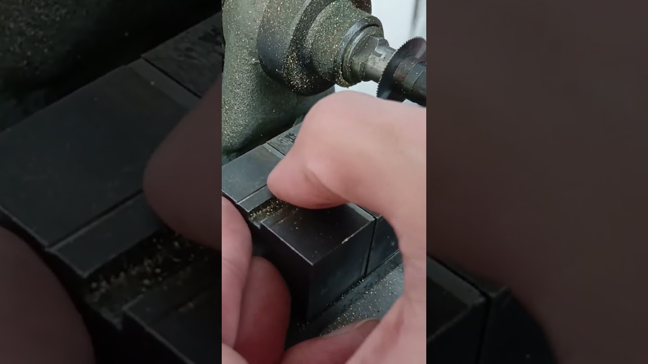 настольный фрезерный станок ф2а в работе.