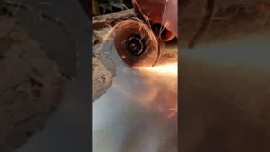 вырезать круг или круглое отверстие болгаркой. металл